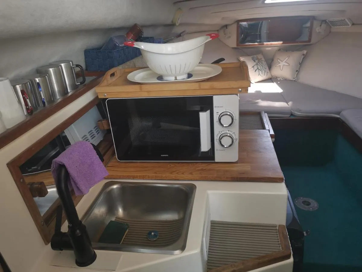 Hôtel Port De Saint Laurent Du Var - Bateau Moteur France